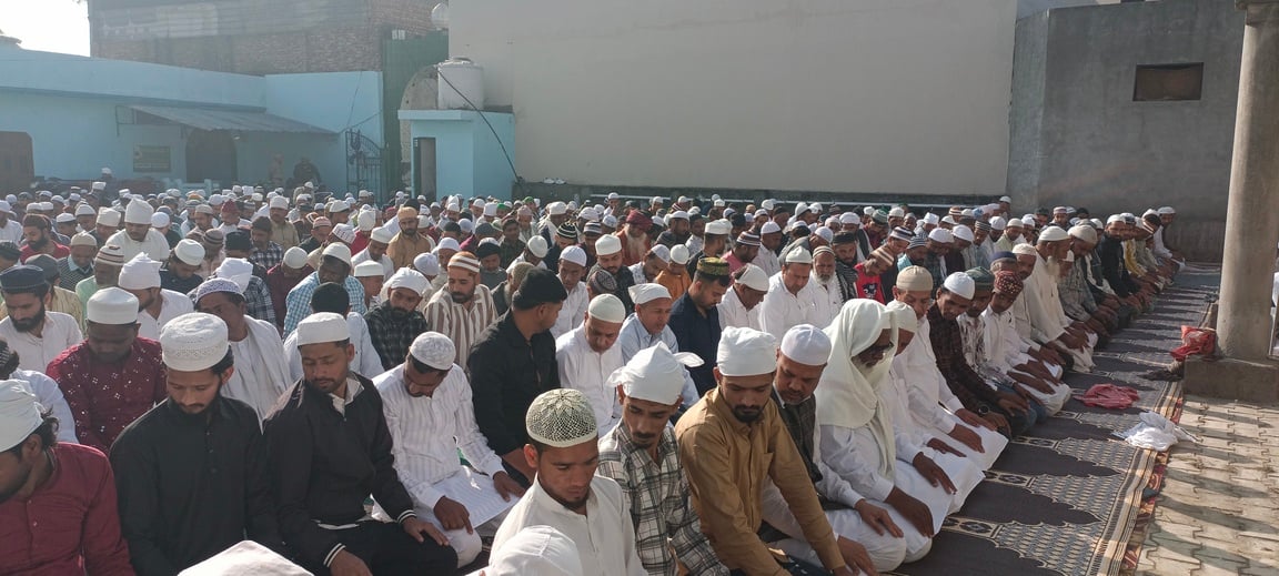 ईद के अवसर पर चीका ईदगाह में नवाज अता करते हुए मुस्लिम समाज लोग। ईद के अवसर पर चीका ईदगाह में नवाज अता करते हुए मुस्लिम समाज लोग।
