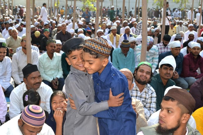 ईदगाह में ईद उल फितर के अवसर पर नवाज अदा करते मुश्लिम समुदाय के लोग। संवाद