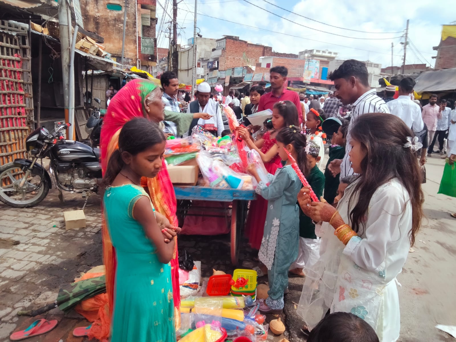 ईदगाह में नमाज अता करते लोग