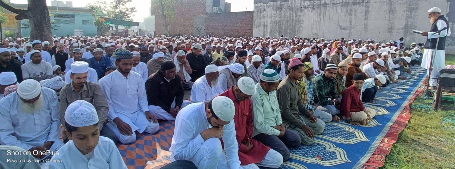 इस्माईलाबाद। गांव ठोल की मस्जिद में ईद का पर्व मनाते विशेष समुदाय के लोग। संवाद