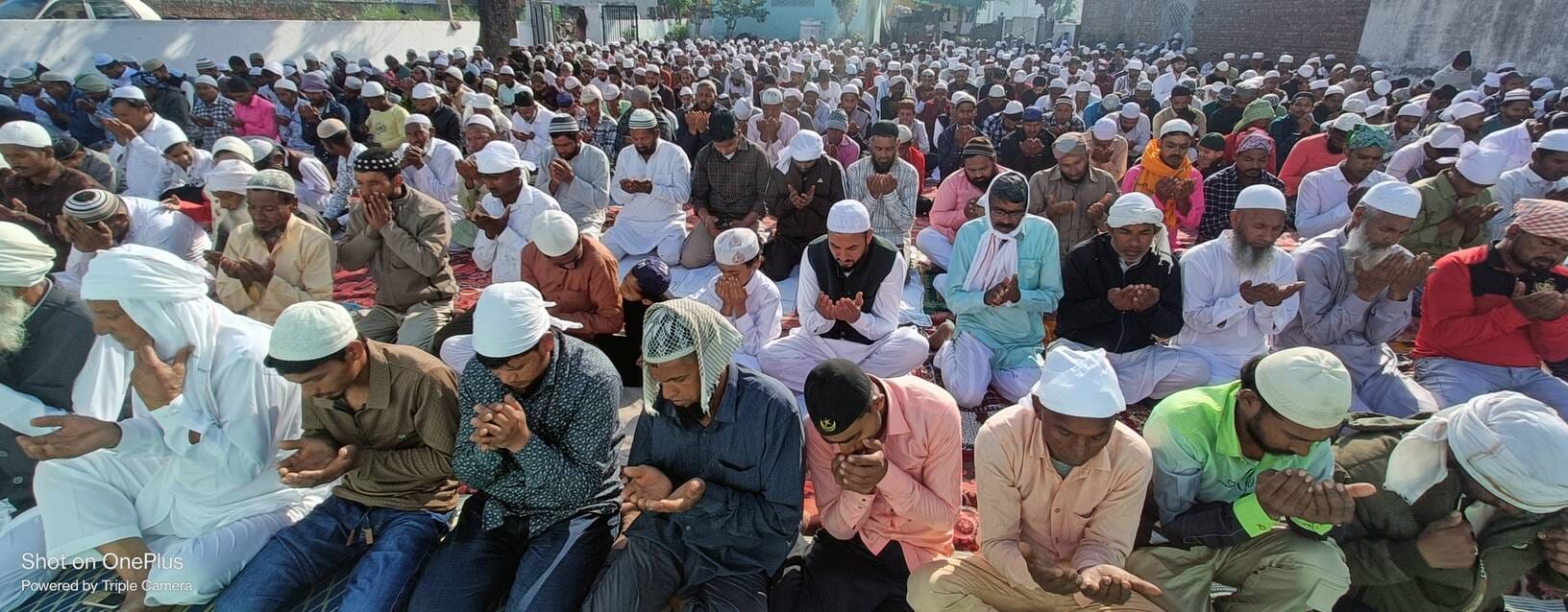 इस्माईलाबाद। गांव ठोल की मस्जिद में ईद का पर्व मनाते विशेष समुदाय के लोग। संवाद