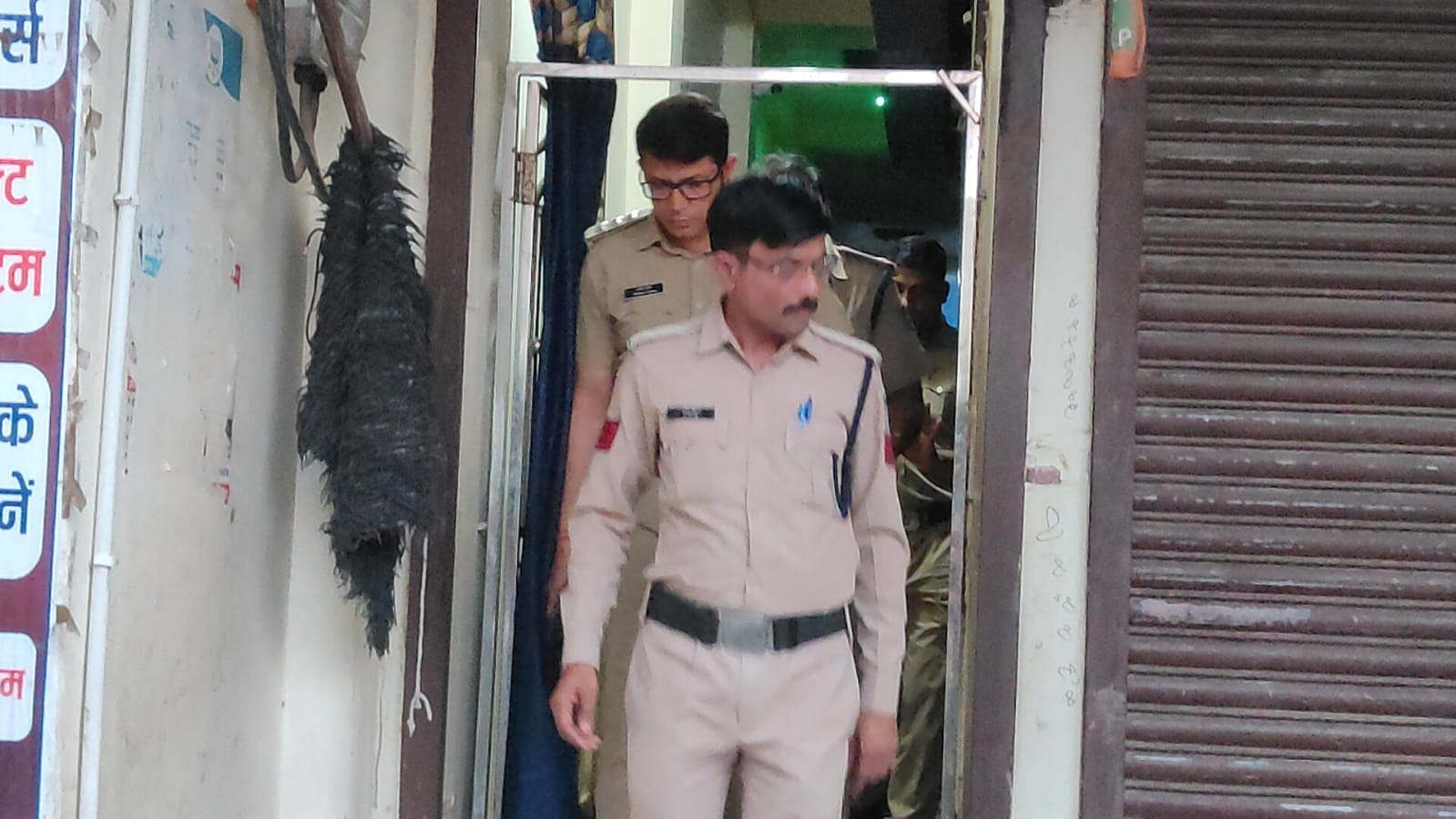 जांच करती पुलिस टीम