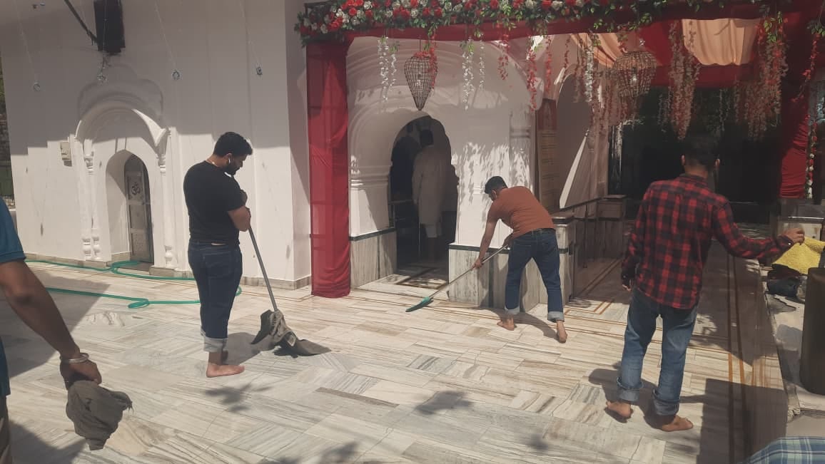 जगाधरी के देवी भवन मंदिर में घंटी बजाकर मन्नत मांगते श्रद्धालु। संवाद जगाधरी के देवी भवन मंदिर में घंटी बजाकर मन्नत मांगते श्रद्धालु। संवाद