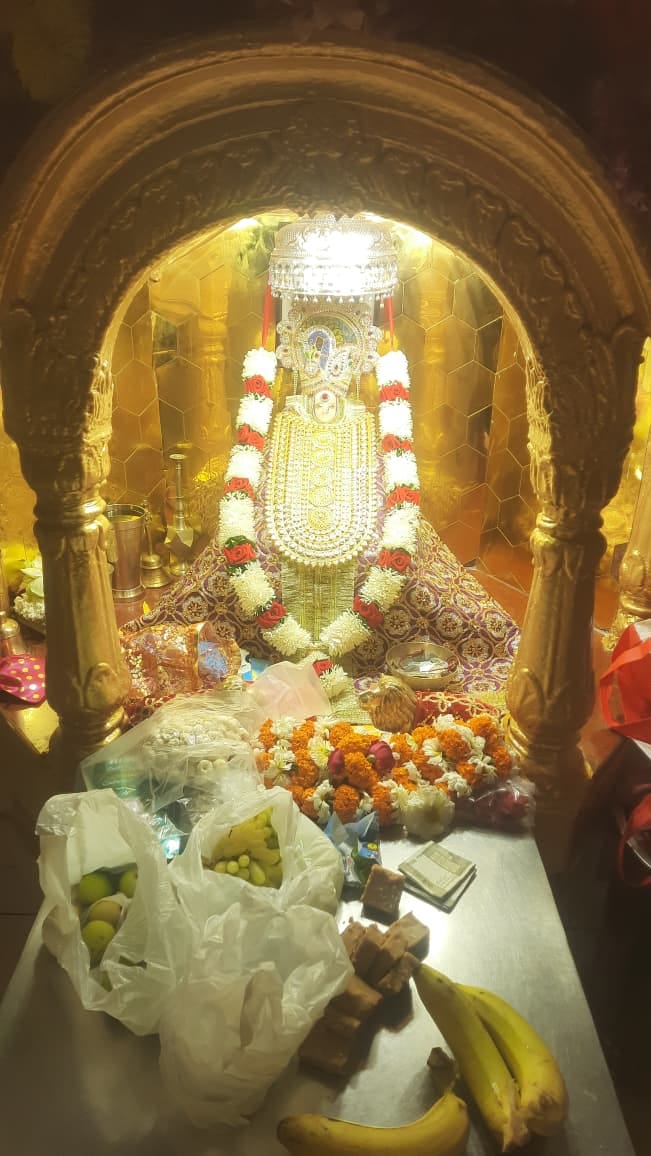जगाधरी के देवी भवन मंदिर में घंटी बजाकर मन्नत मांगते श्रद्धालु। संवाद जगाधरी के देवी भवन मंदिर में घंटी बजाकर मन्नत मांगते श्रद्धालु। संवाद