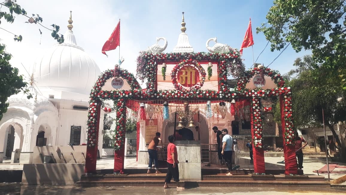 जगाधरी के देवी भवन मंदिर में घंटी बजाकर मन्नत मांगते श्रद्धालु। संवाद जगाधरी के देवी भवन मंदिर में घंटी बजाकर मन्नत मांगते श्रद्धालु। संवाद
