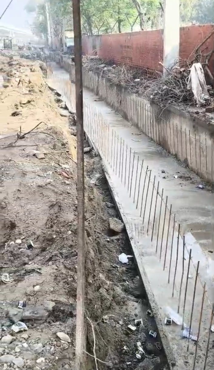 जिला नागरिक अस्पताल में घायल के साथ जनसेवा दल के सदस्य। स्रोत : संस्था जिला नागरिक अस्पताल में घायल के साथ जनसेवा दल के सदस्य। स्रोत : संस्था