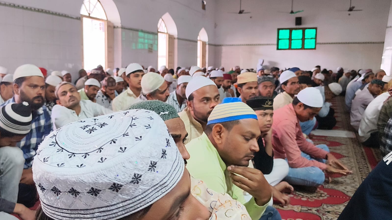 कलंदर दरगाह में खीर बांटते इरफान खान और अन्य। स्रोत : स्वयं