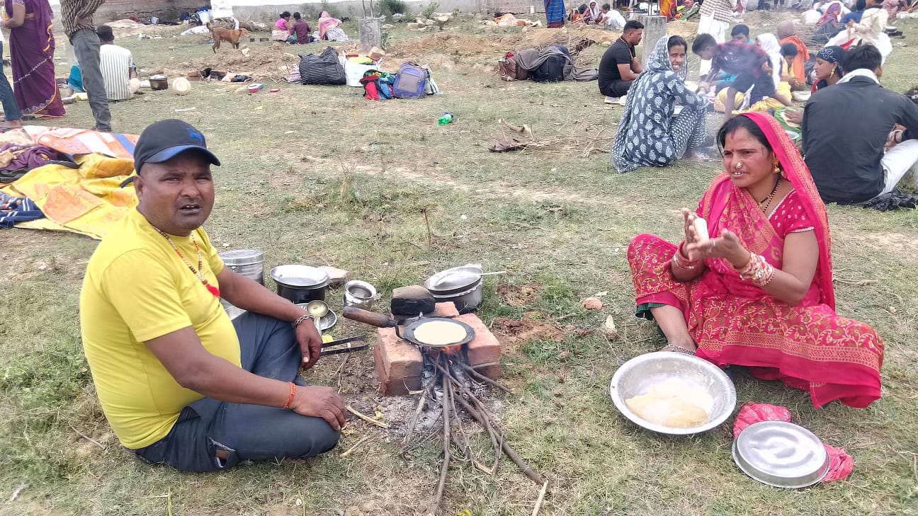 कानपुर से आए बस ड्राइवर भोनू चूल्हे पर रोटी पकाते हुए फोटो, स्रोत संवाद कानपुर से आए बस ड्राइवर भोनू चूल्हे पर रोटी पकाते हुए फोटो, स्रोत संवाद