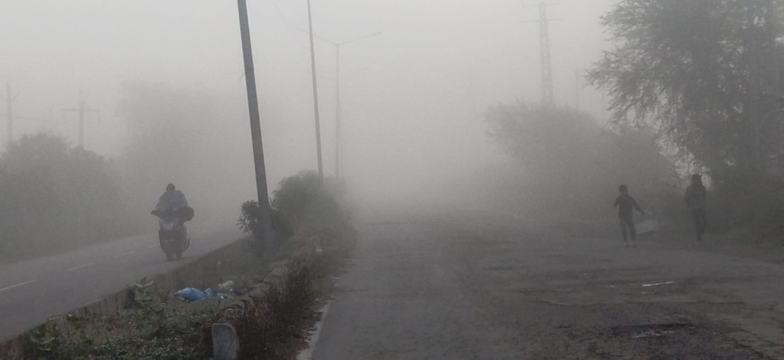 कुरुक्षेत्र। सुबह के समय छाया कोहरा, दृश्यता रही 20 मीटर। संवाद कुरुक्षेत्र। सुबह के समय छाया कोहरा, दृश्यता रही 20 मीटर। संवाद