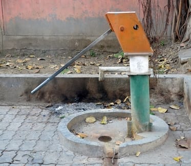 कांट के नगलाजाजू गांव में सूखा पड़ा अमृत सरोवर। संवाद कांट के नगलाजाजू गांव में सूखा पड़ा अमृत सरोवर। संवाद