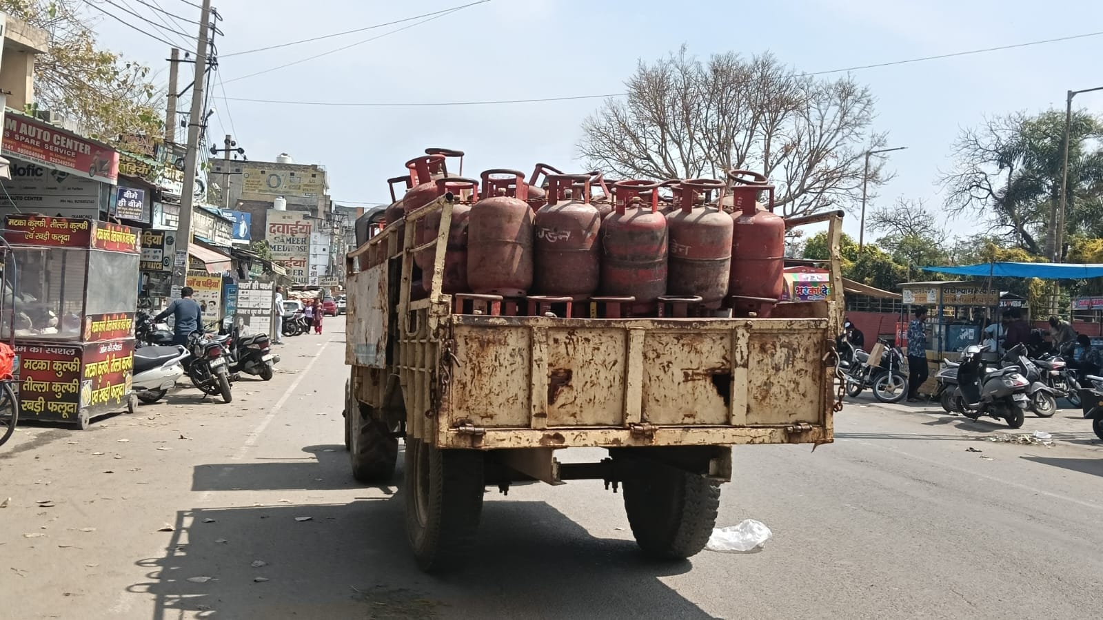 कैथल-करनाल रोड पर स्थित गैस एजेंसी के बाहर लगी उपभोक्ताओं की भीड़।
