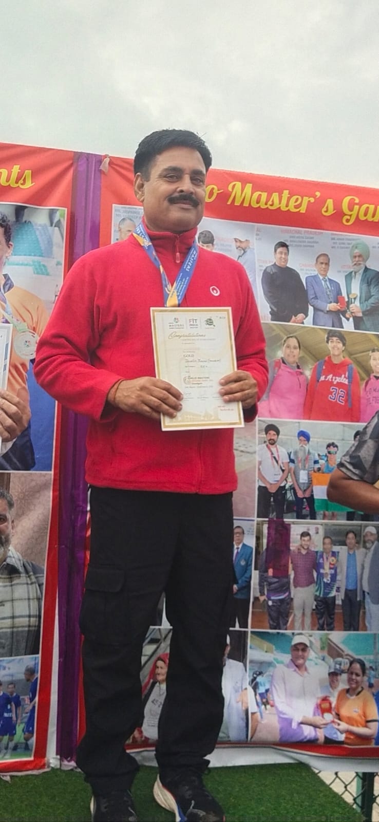 खेलो मास्टर्स गेम 2026 में स्वर्ण पदक विजेता सुखबीर संधू अपना पदक व प्रमाण-पत्र दिखाते हुए   स्