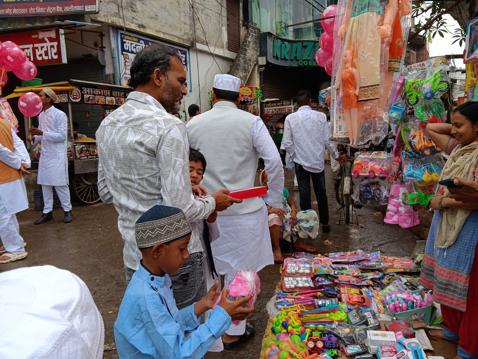 खलीलाबाद में नूरी मस्जिद के बाहर ईद की एक-दूसरे को बधाई देते लोग। संवाद खलीलाबाद में नूरी मस्जिद के बाहर ईद की एक-दूसरे को बधाई देते लोग। संवाद