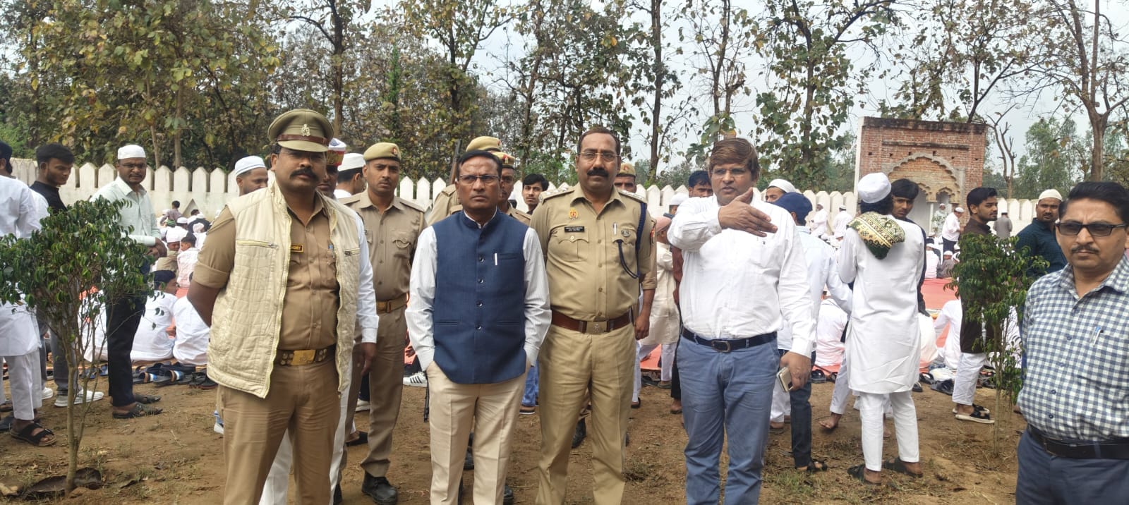 खलीलाबाद में नूरी मस्जिद के बाहर ईद की एक-दूसरे को बधाई देते लोग। संवाद खलीलाबाद में नूरी मस्जिद के बाहर ईद की एक-दूसरे को बधाई देते लोग। संवाद