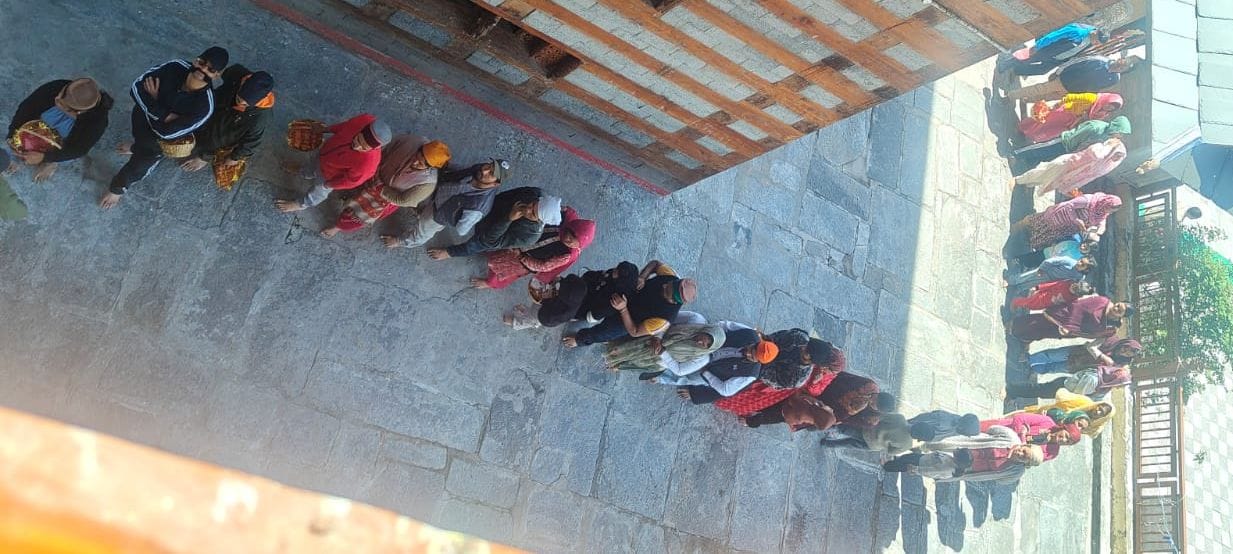 मां भीमाकाली मंदिर में रविवार को माता के दर्शन करने पहुंचे श्रद्धालु। स्रोत : जागरूक पाठक