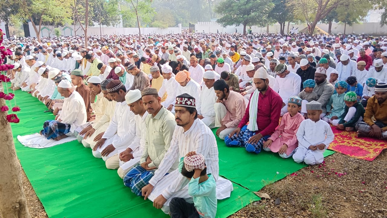 नगर के इमामबाड़ा ईदगांह में शनिवार की सुबह नमाज अदा करते अकीदत मंद, स्रोत संवाद नगर के इमामबाड़ा ईदगांह में शनिवार की सुबह नमाज अदा करते अकीदत मंद, स्रोत संवाद