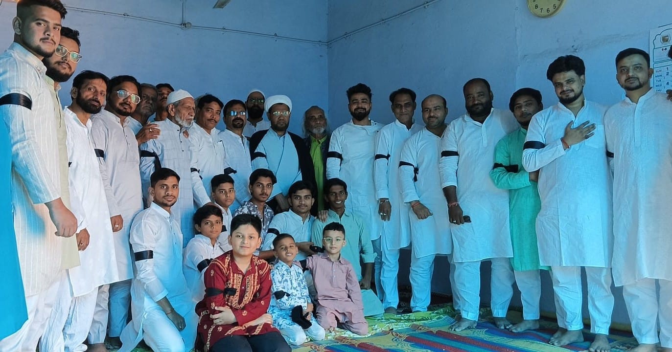 नगर के इमामबाड़ा ईदगांह में शनिवार की सुबह नमाज अदा करते अकीदत मंद, स्रोत संवाद नगर के इमामबाड़ा ईदगांह में शनिवार की सुबह नमाज अदा करते अकीदत मंद, स्रोत संवाद