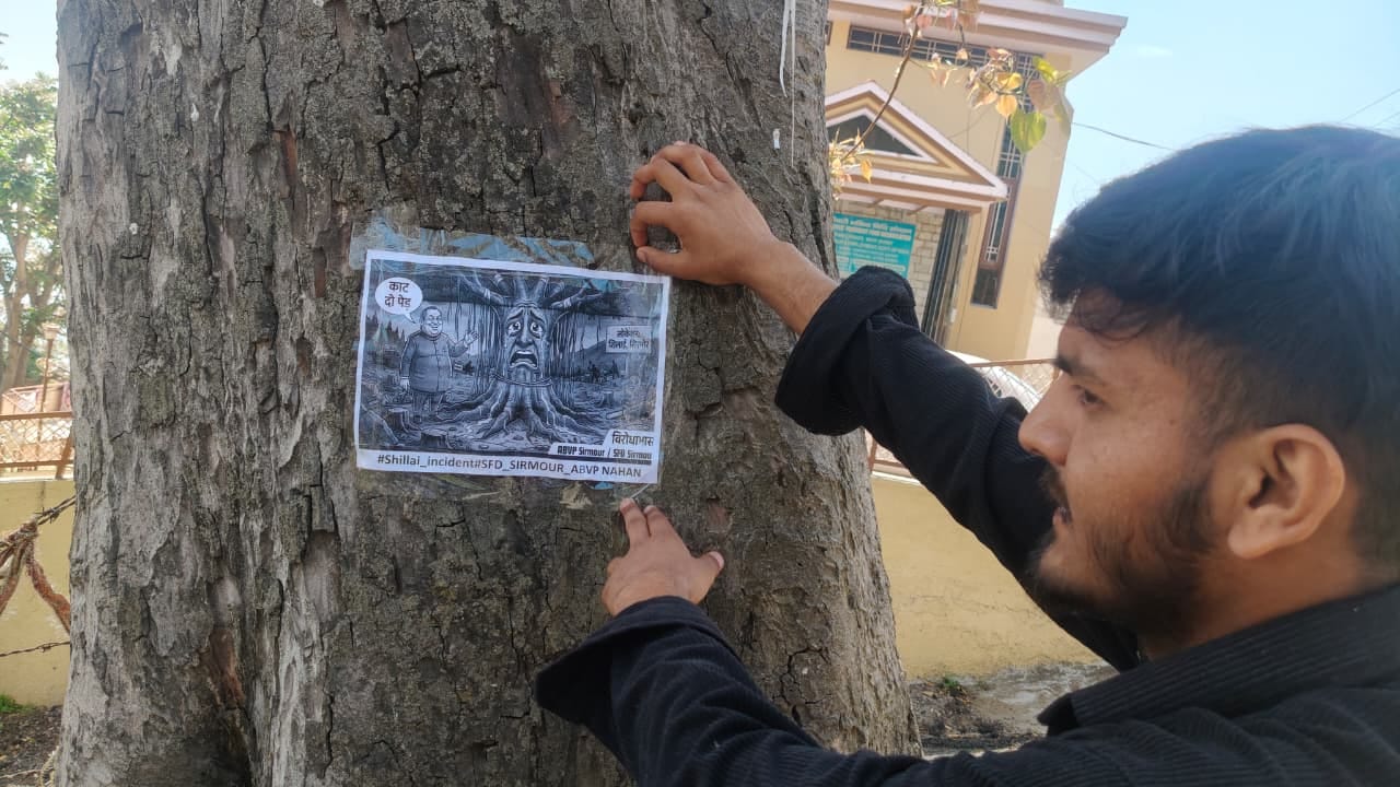 नाहन में वन संरक्षण को लेकर पेड़ों पर जागरूकता पोस्टा चस्पां करते एबीवीपी के विद्यार्थी। स्रोत: