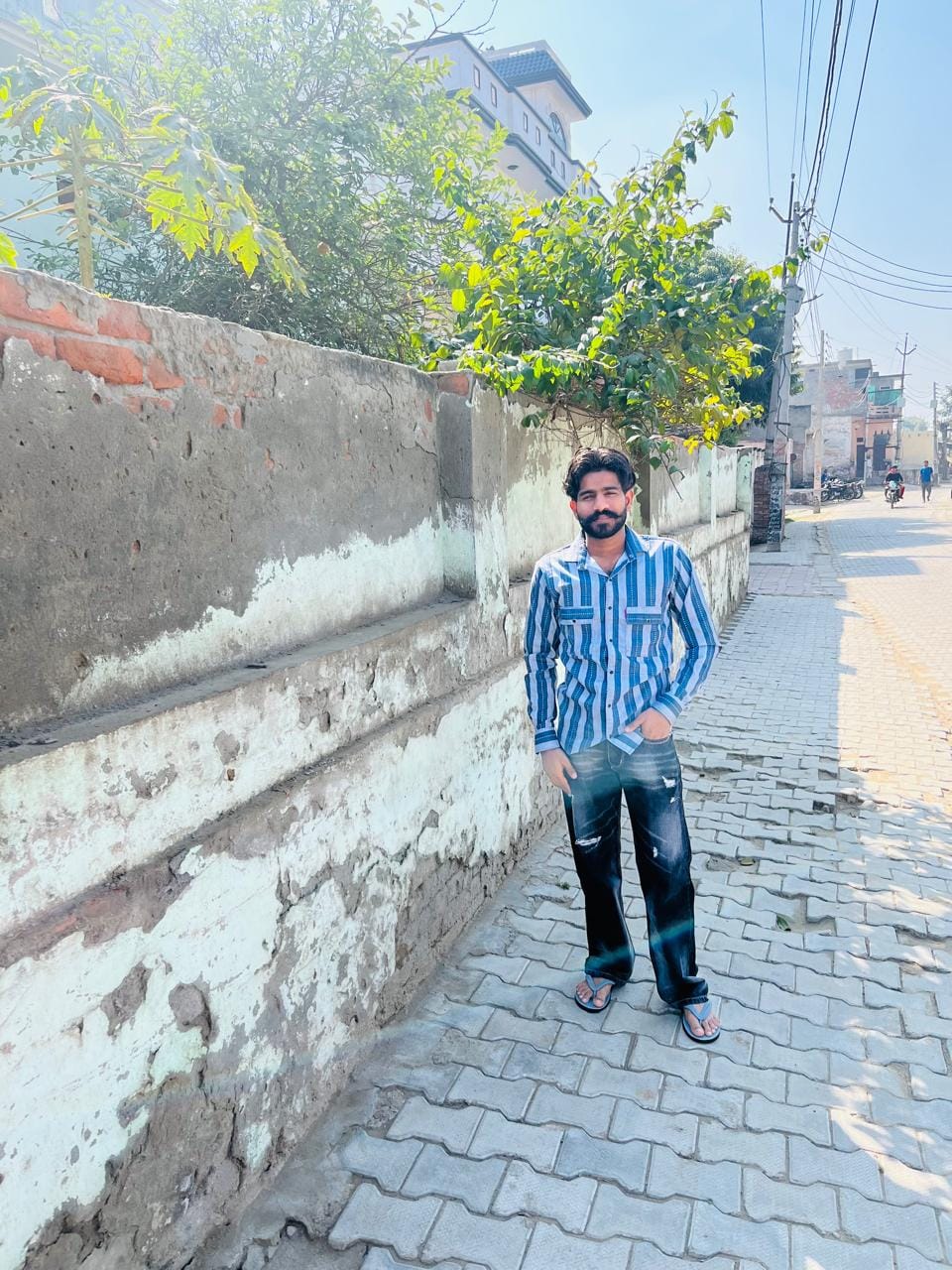 नहर से गाड़ी निकालते लोग। संवाद