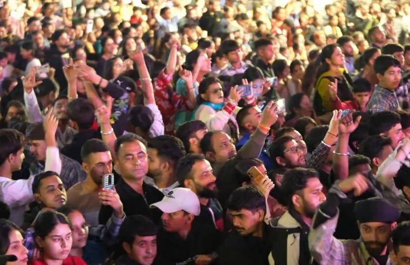 नलवाड़ी मेले की तीसरी सांस्कृतिक संध्या में प्रस्तुति देते पंजाबी गायक गिप्पी ग्रेवाल। स्रोत: ड नलवाड़ी मेले की तीसरी सांस्कृतिक संध्या में प्रस्तुति देते पंजाबी गायक गिप्पी ग्रेवाल। स्रोत: ड