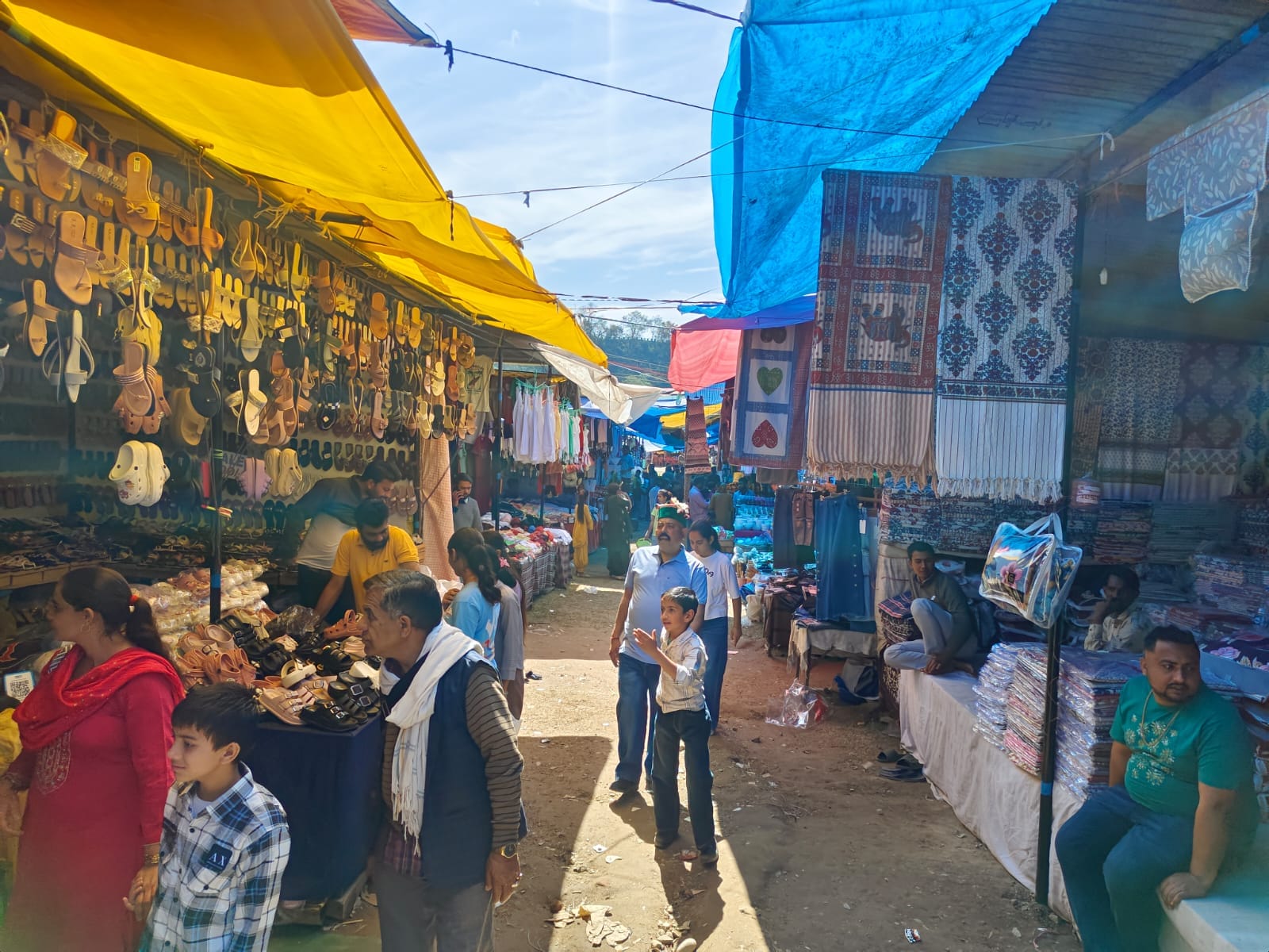 नलवाड़ी मेले में खरीदारी के लिए पहुंचे लोग। संवाद