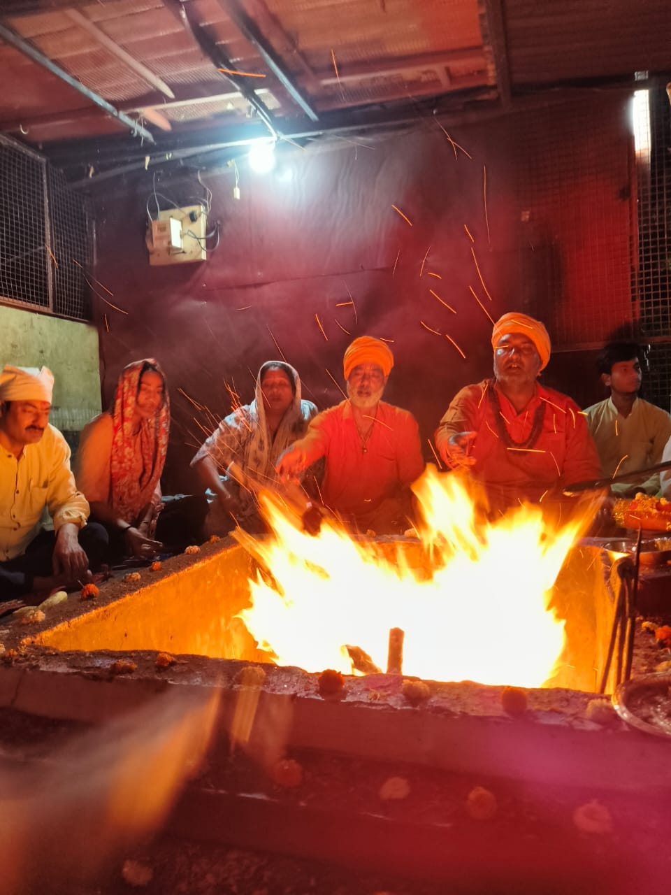 प्राचीन जयंती माता शक्तिपीठ मंदिर में पूजा अर्चना करते श्रद्धालु स्रोत संवाद