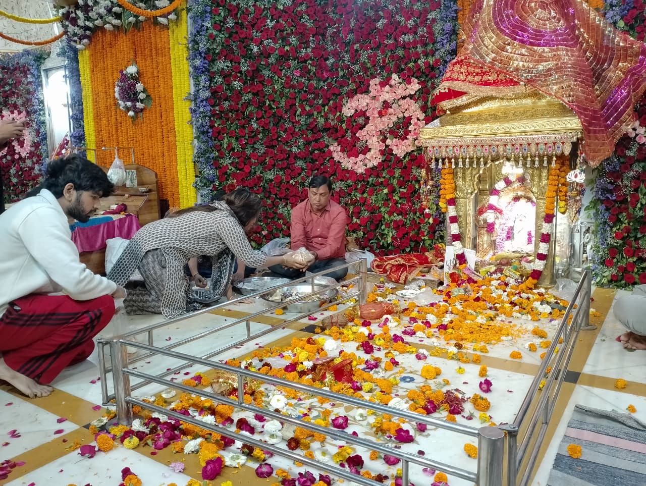 प्राचीन देवी मंदिर में नवरात्र पर माता के दर्शन के लिए लाइन में लगे श्रद्धालु। संवाद