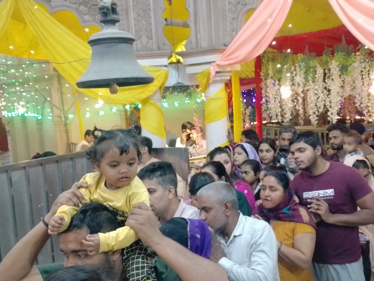 प्राचीन देवी मंदिर में नवरात्र पर माता के दर्शन के लिए लाइन में लगे श्रद्धालु। संवाद