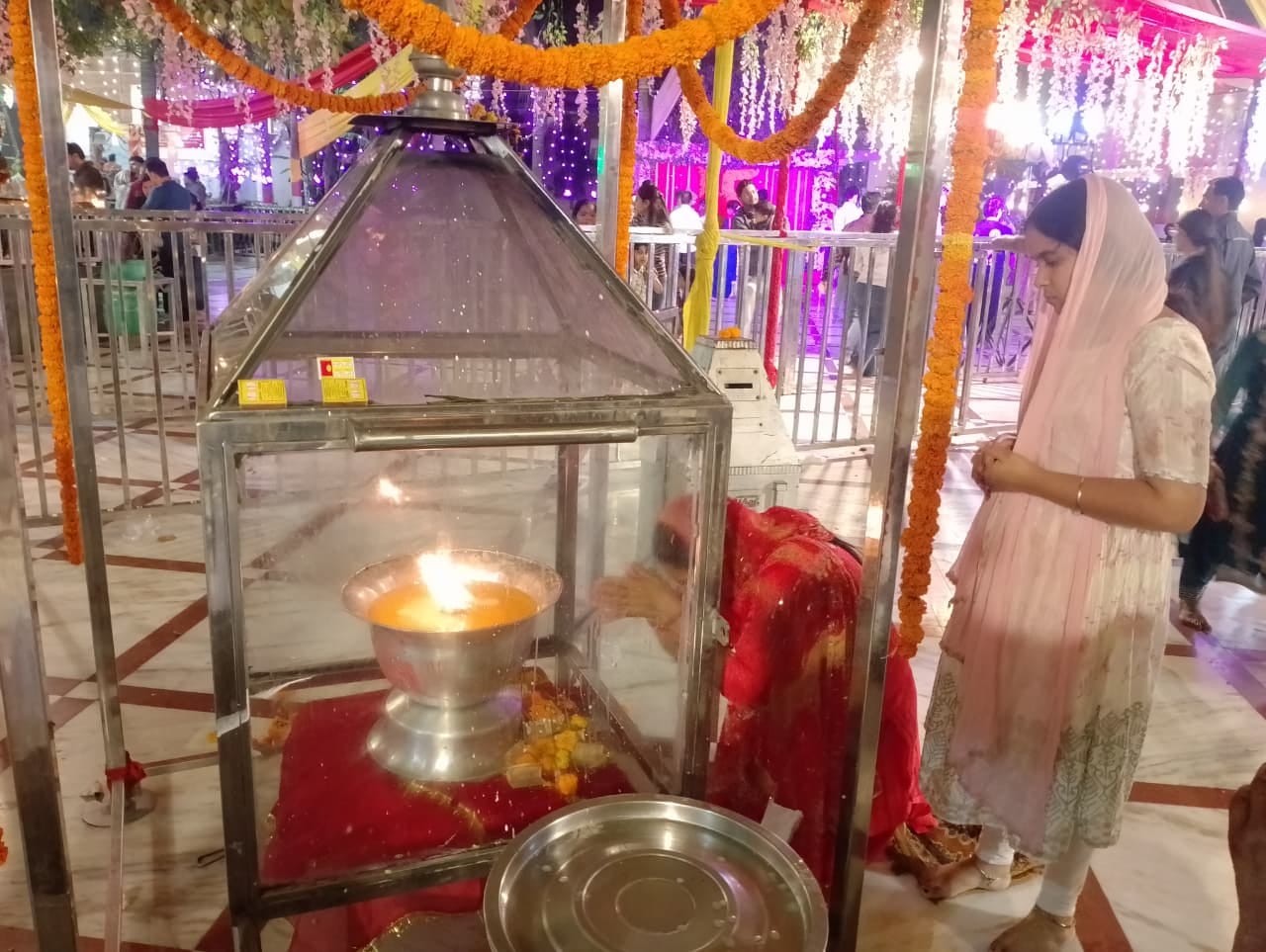 प्राचीन देवी मंदिर में नवरात्र पर माता के दर्शन के लिए लाइन में लगे श्रद्धालु। संवाद