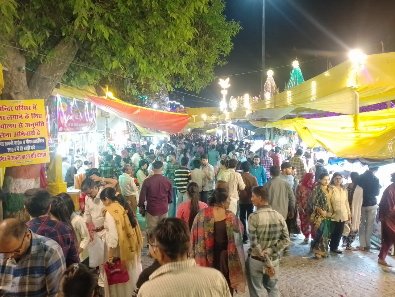 प्राचीन देवी मंदिर में नवरात्र पर माता के दर्शन के लिए लाइन में लगे श्रद्धालु। संवाद