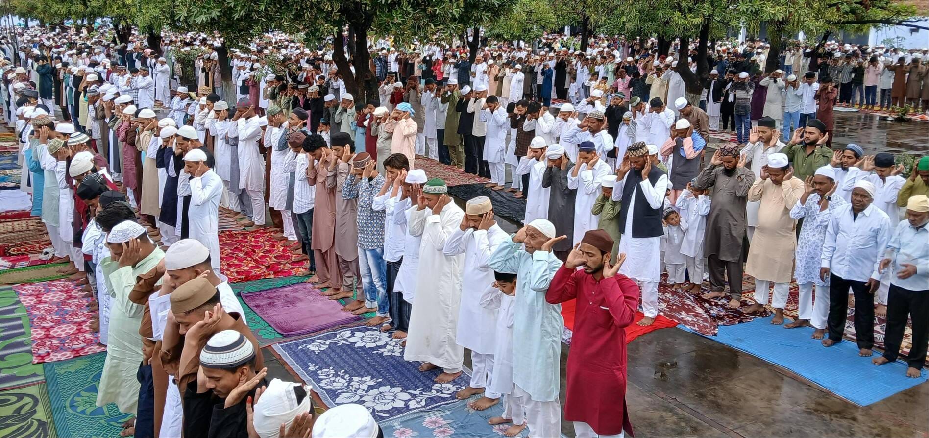 पटेलनगर ईदगाह में ईद की नमाज अदा करते लोग और गले मिलकर एक-दूसरे को मुबारकबाद देतीं बेटियां। संव पटेलनगर ईदगाह में ईद की नमाज अदा करते लोग और गले मिलकर एक-दूसरे को मुबारकबाद देतीं बेटियां। संव