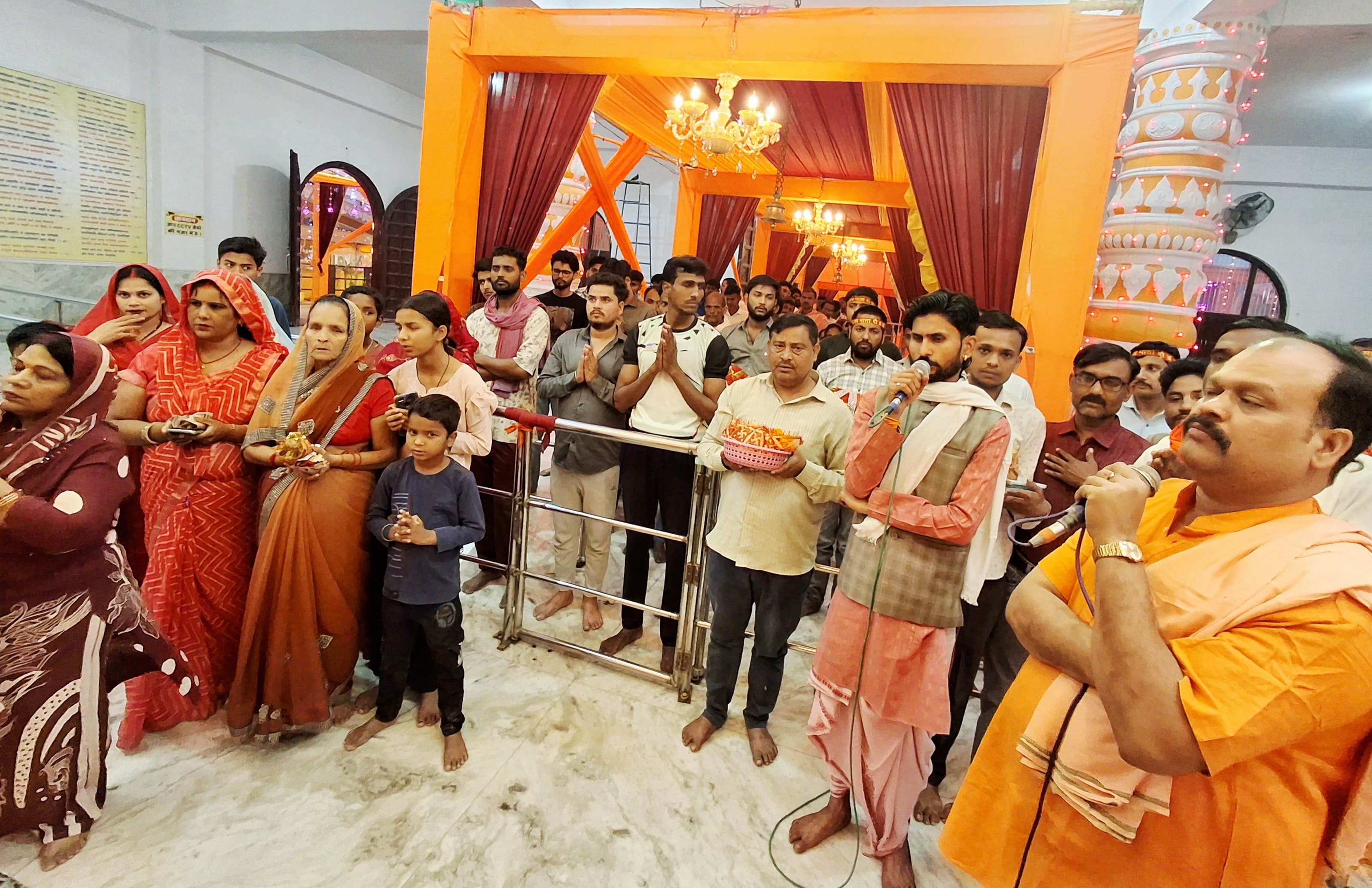 रॉबर्ट्सगंज मेन मार्केट स्थित आदिशक्ति मां दुर्गा ट्रस्ट मंदिर की भव्य प्रतिमा। संवाद