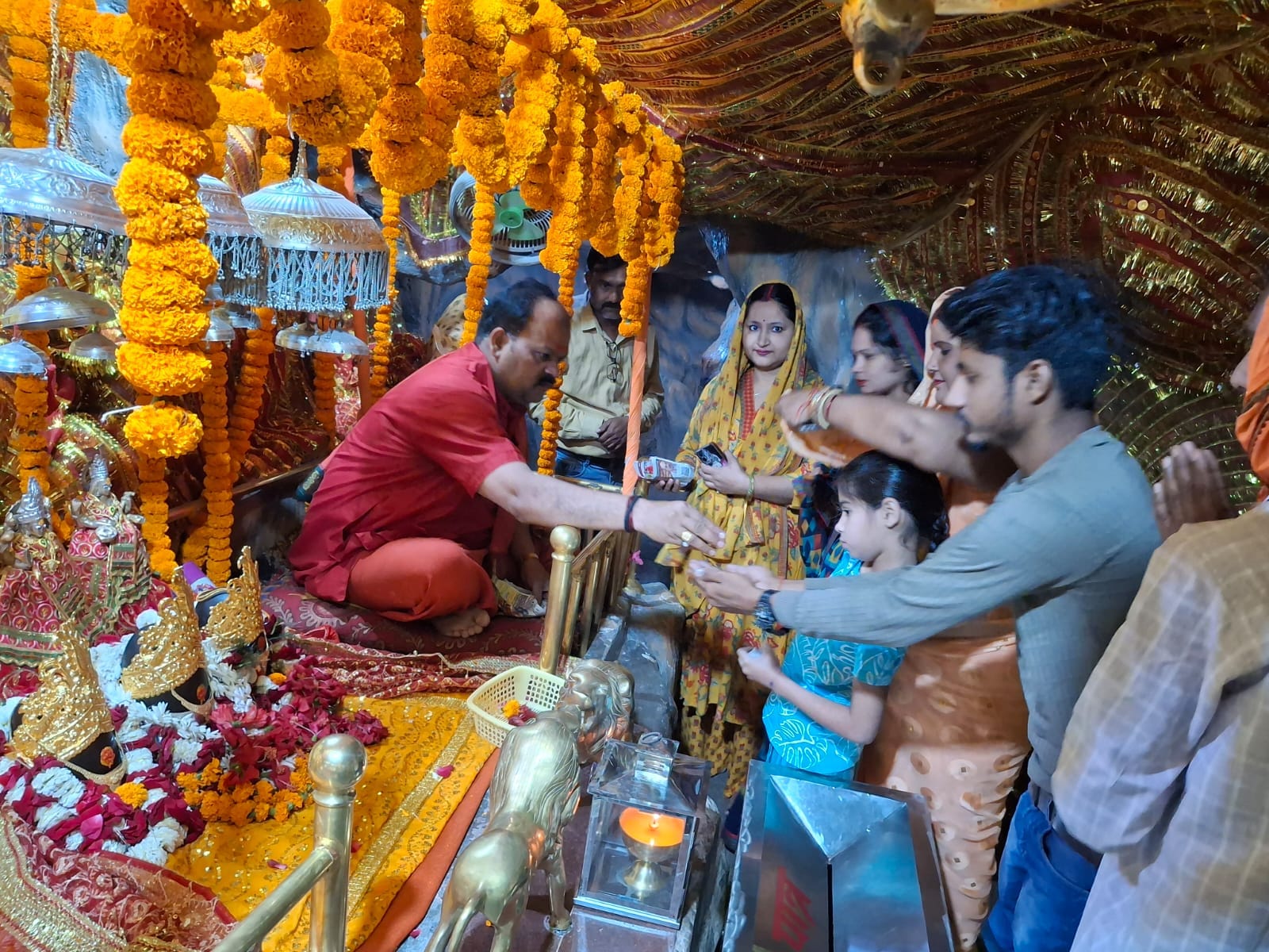 रॉबर्ट्सगंज मेन मार्केट स्थित आदिशक्ति मां दुर्गा ट्रस्ट मंदिर की भव्य प्रतिमा। संवाद