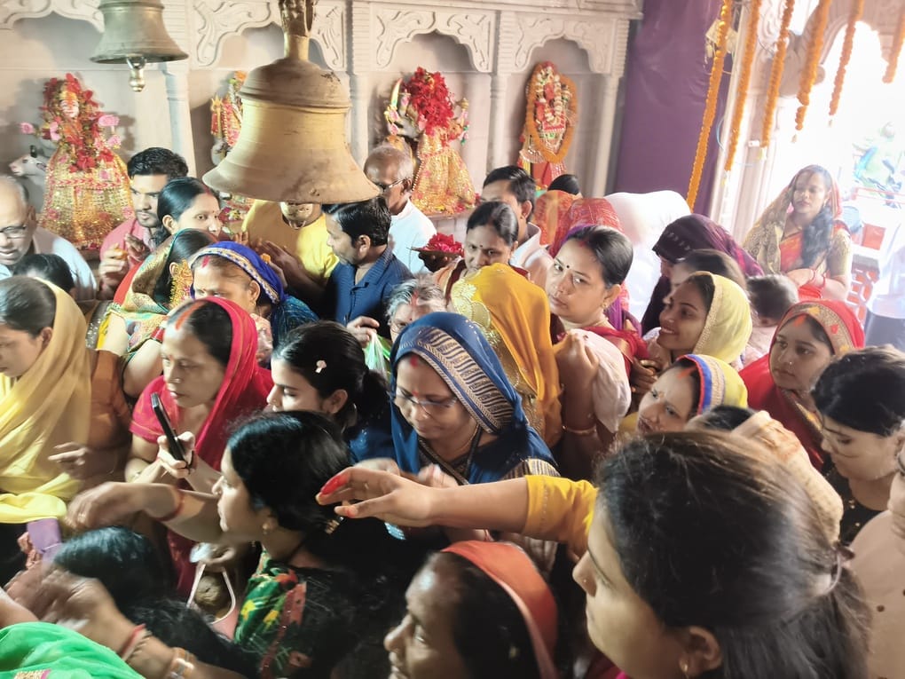 रॉबर्ट्सगंज मेन मार्केट स्थित आदिशक्ति मां दुर्गा ट्रस्ट मंदिर की भव्य प्रतिमा। संवाद