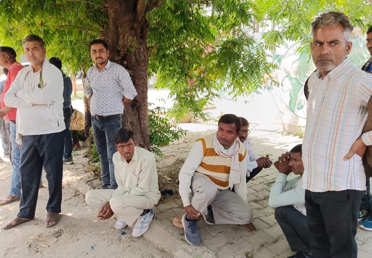 राजकीय मेडिकल कॉलेज की मॉरचरी पर मृतक श्रीकृष्ण के शोकाकुल परिजन। संवाद