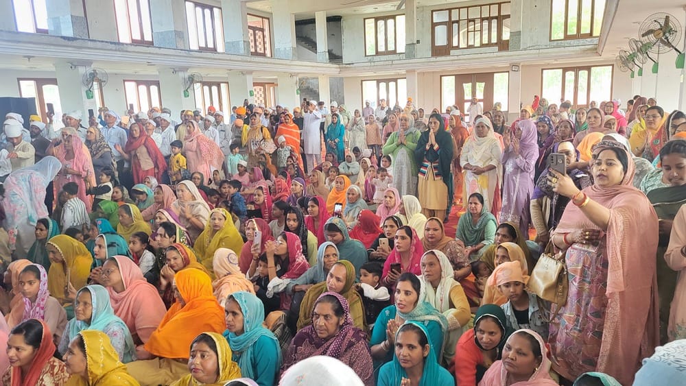 संगत को आशीर्वाद देते संत निरंजन दास महाराज। संवाद