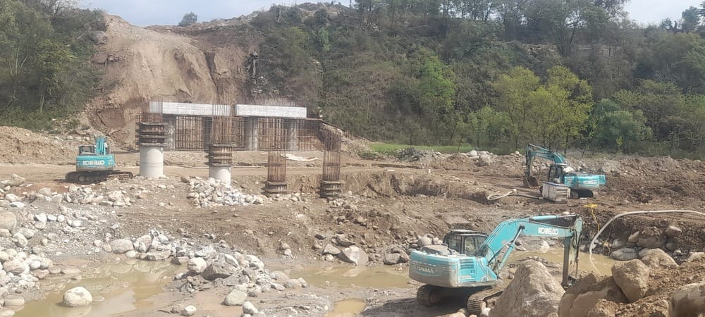 सुनेहड के पास बनेर खड्ड पर निर्माणाधीन पुल। -संवाद