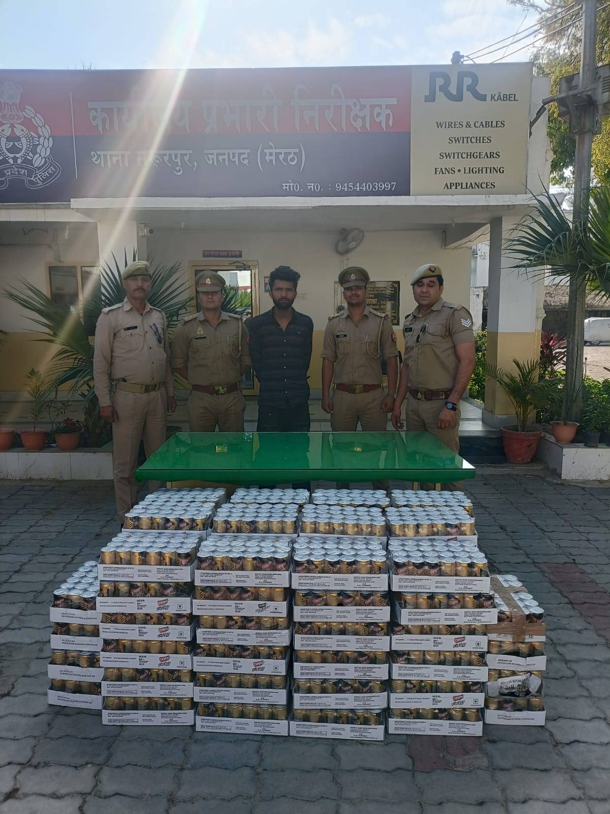 सरूरपुर। कस्बा खिवाई में कोलड्रिंक के गोदाम में चोरी घटना को अंजाम देने वाला आरोपी जाउल। पुलिस सरूरपुर। कस्बा खिवाई में कोलड्रिंक के गोदाम में चोरी घटना को अंजाम देने वाला आरोपी जाउल। पुलिस