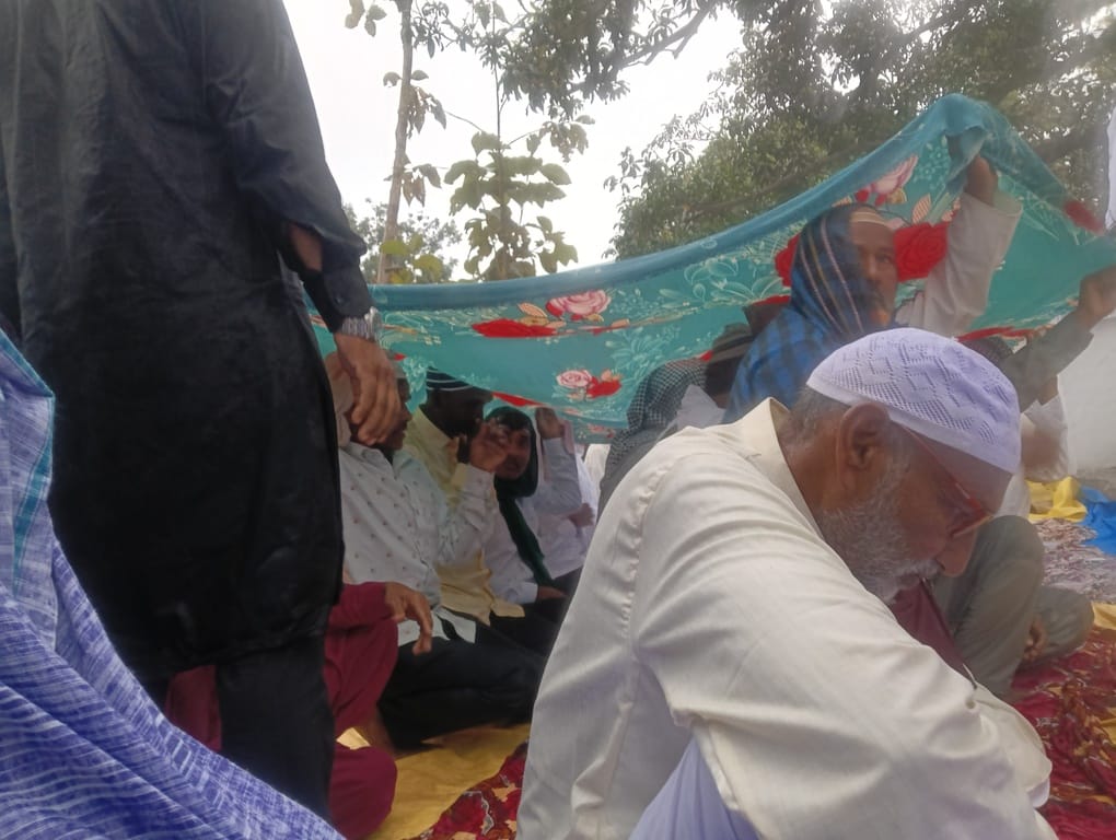 सेवरही में ईद की नमाज अदा करते लोग।स्रोत-सोशल मीडिया सेवरही में ईद की नमाज अदा करते लोग।स्रोत-सोशल मीडिया