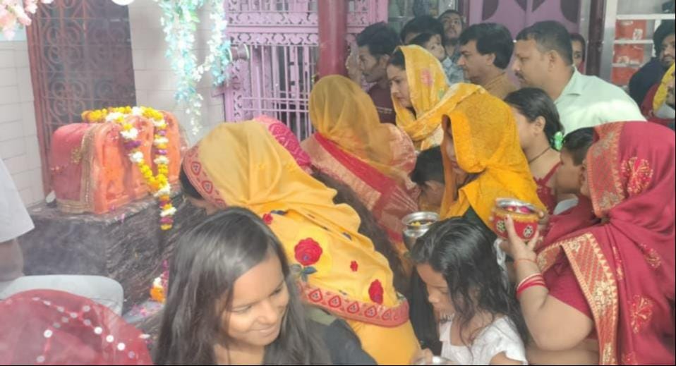 शहर के ठंडी सड़क स्थित माता मंदिर पर पूजा के लिए जाते भक्त। संवाद शहर के ठंडी सड़क स्थित माता मंदिर पर पूजा के लिए जाते भक्त। संवाद