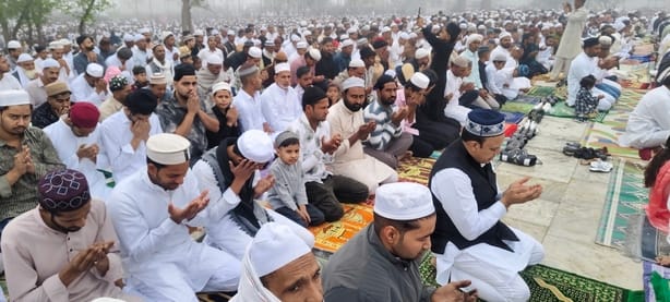 शामली में कैराना रोड पर ईदगाह में ईद की नमाज के बाद ईद की बधाई देते विधायक प्रसन्न चौधरी और पू शामली में कैराना रोड पर ईदगाह में ईद की नमाज के बाद ईद की बधाई देते विधायक प्रसन्न चौधरी और पू