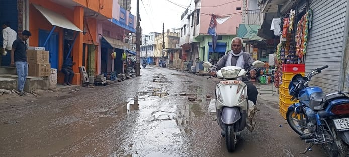 शनिवार को तेज हवा और हल्की बारिश में गिरा गेंहू की फसल । संवाद