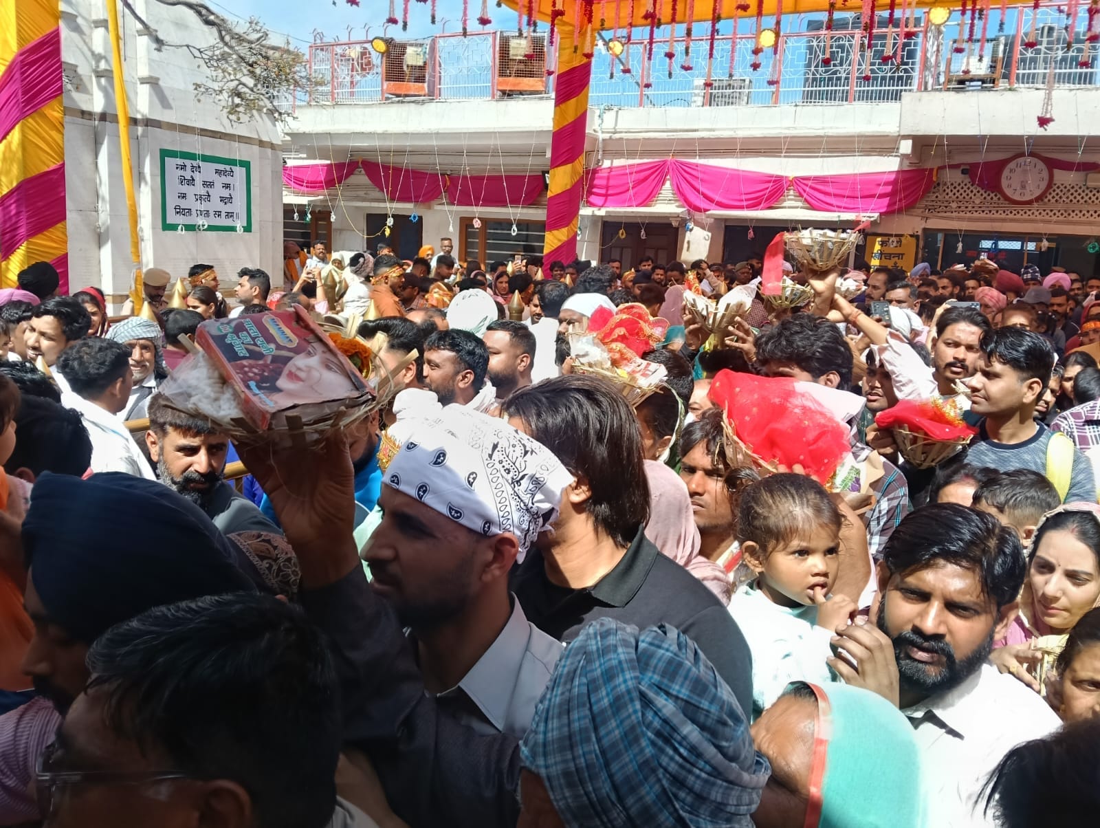 श्री नयना देवी जी में दर्शनों के लिए पहुंचे श्रद्धालु। संवाद