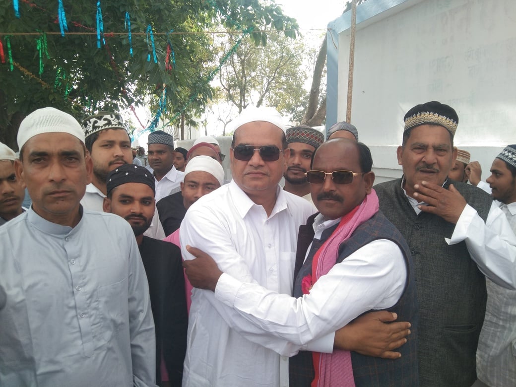 तिलहर में नमाज के बाद बाहर निकलकर गले मिलते लोग। संवाद तिलहर में नमाज के बाद बाहर निकलकर गले मिलते लोग। संवाद