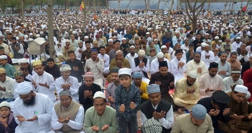 तिलहर में नमाज के बाद बाहर निकलकर गले मिलते लोग। संवाद तिलहर में नमाज के बाद बाहर निकलकर गले मिलते लोग। संवाद