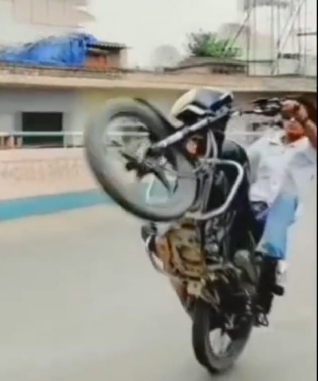 ट्रैक्टर पर खड़े होकर नाचते युवक। स्त्रोत-सोशल मीडिया