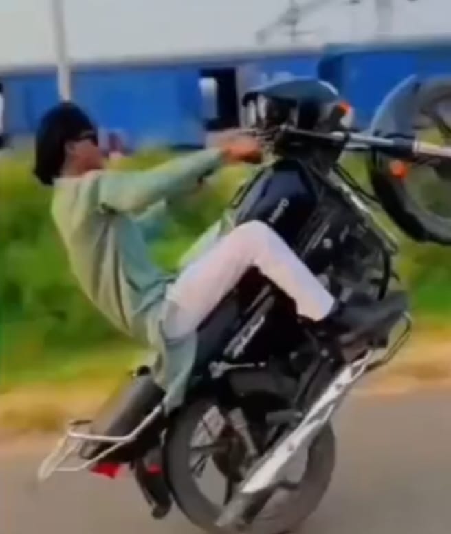 ट्रैक्टर पर खड़े होकर नाचते युवक। स्त्रोत-सोशल मीडिया