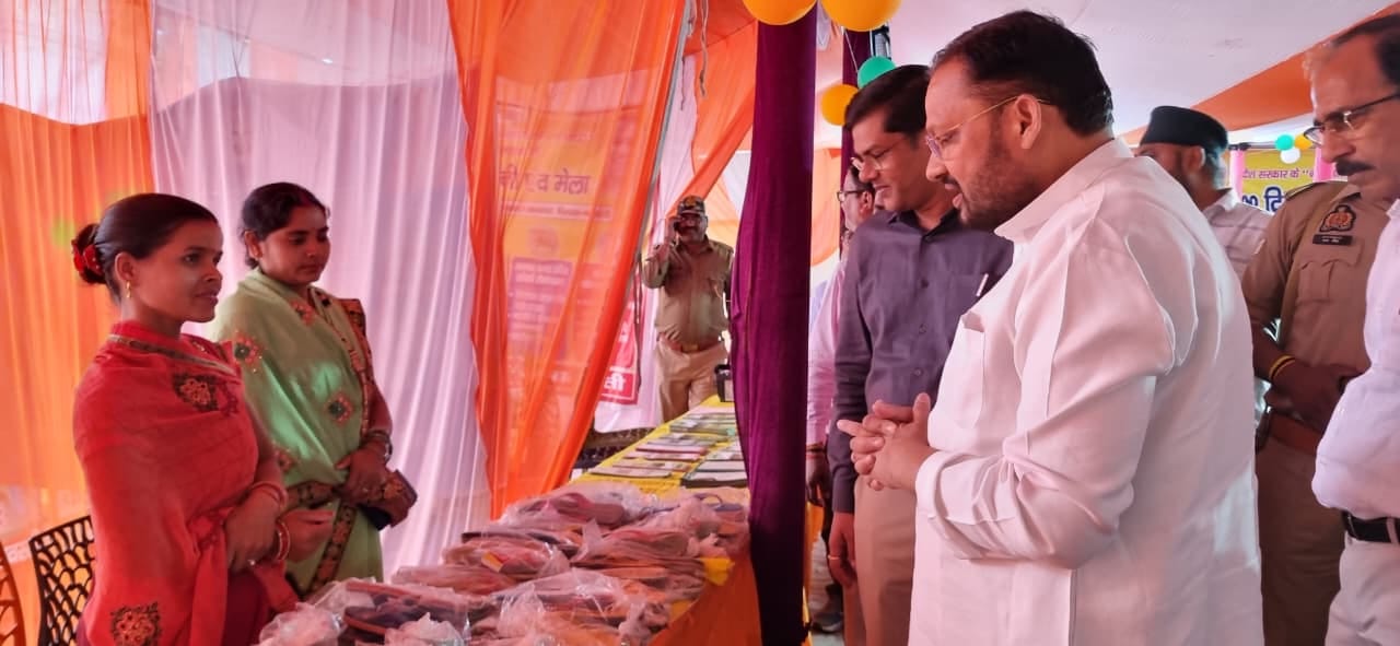 तथागत सभागार में आयोजित कार्यक्रम में नृत्य प्रस्तुत करता छात्र।