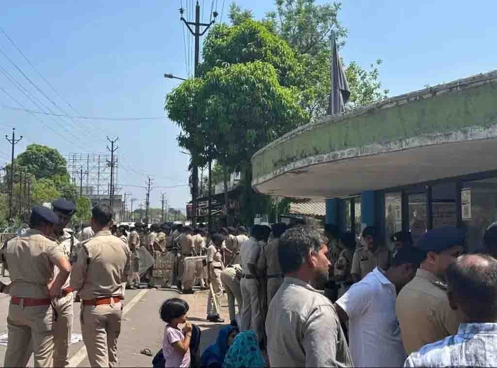 थाने के सामने बैठे गेजामुड़ा गांव के ग्रामीण