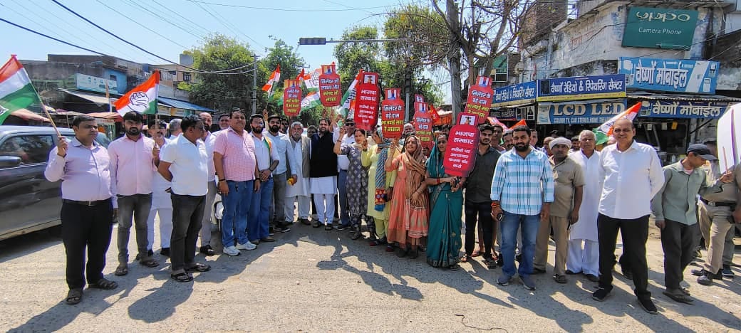 धारूहेड़ा में प्रदर्शन करते राष्ट्रीय कांग्रेस के राष्ट्रीय सचिव एवं पूर्व विधायक चिरंजीव राव स धारूहेड़ा में प्रदर्शन करते राष्ट्रीय कांग्रेस के राष्ट्रीय सचिव एवं पूर्व विधायक चिरंजीव राव स